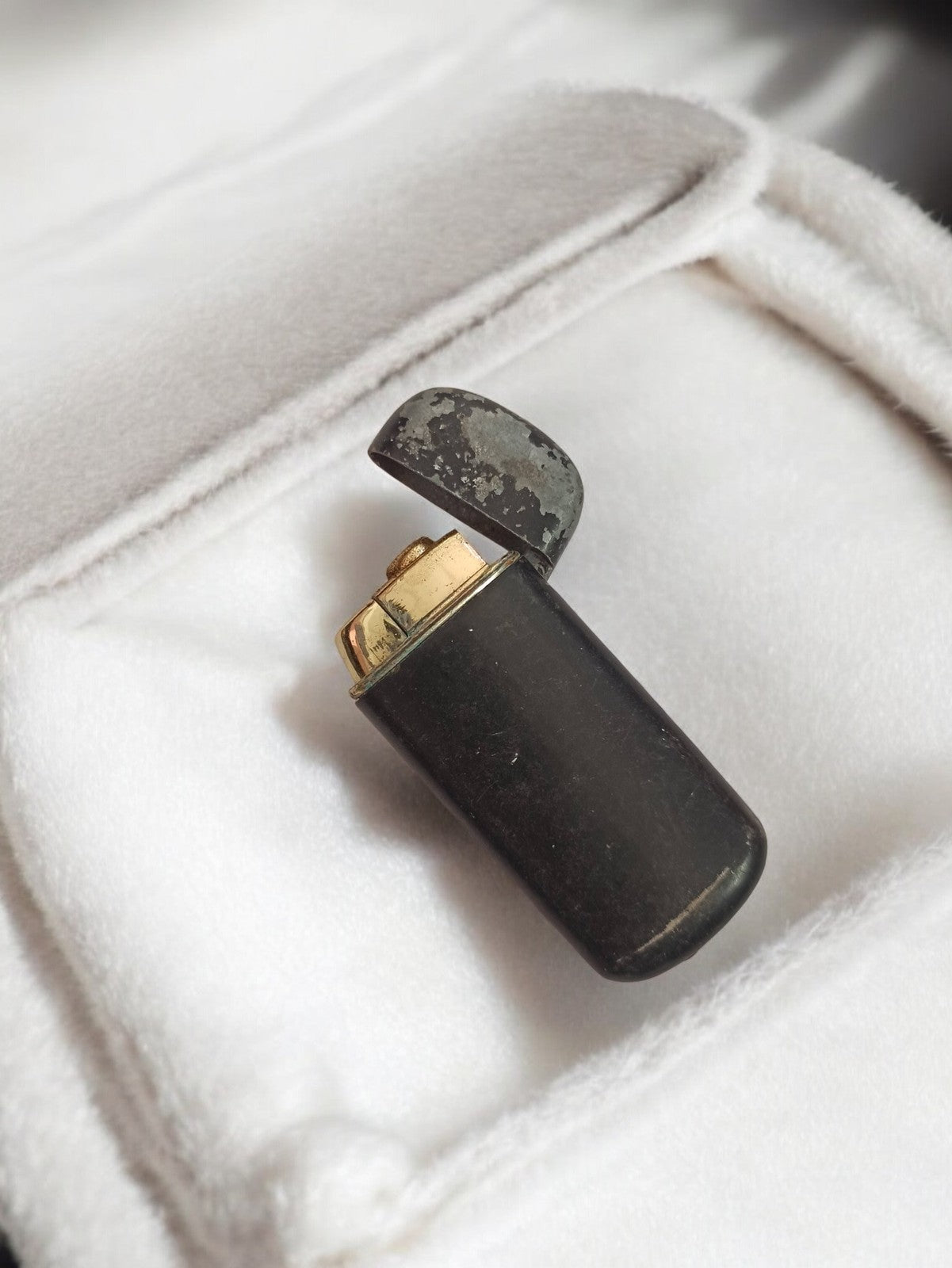 Briquet vintage ancien rétro, finition noire et dorée, usure visible, briquet de