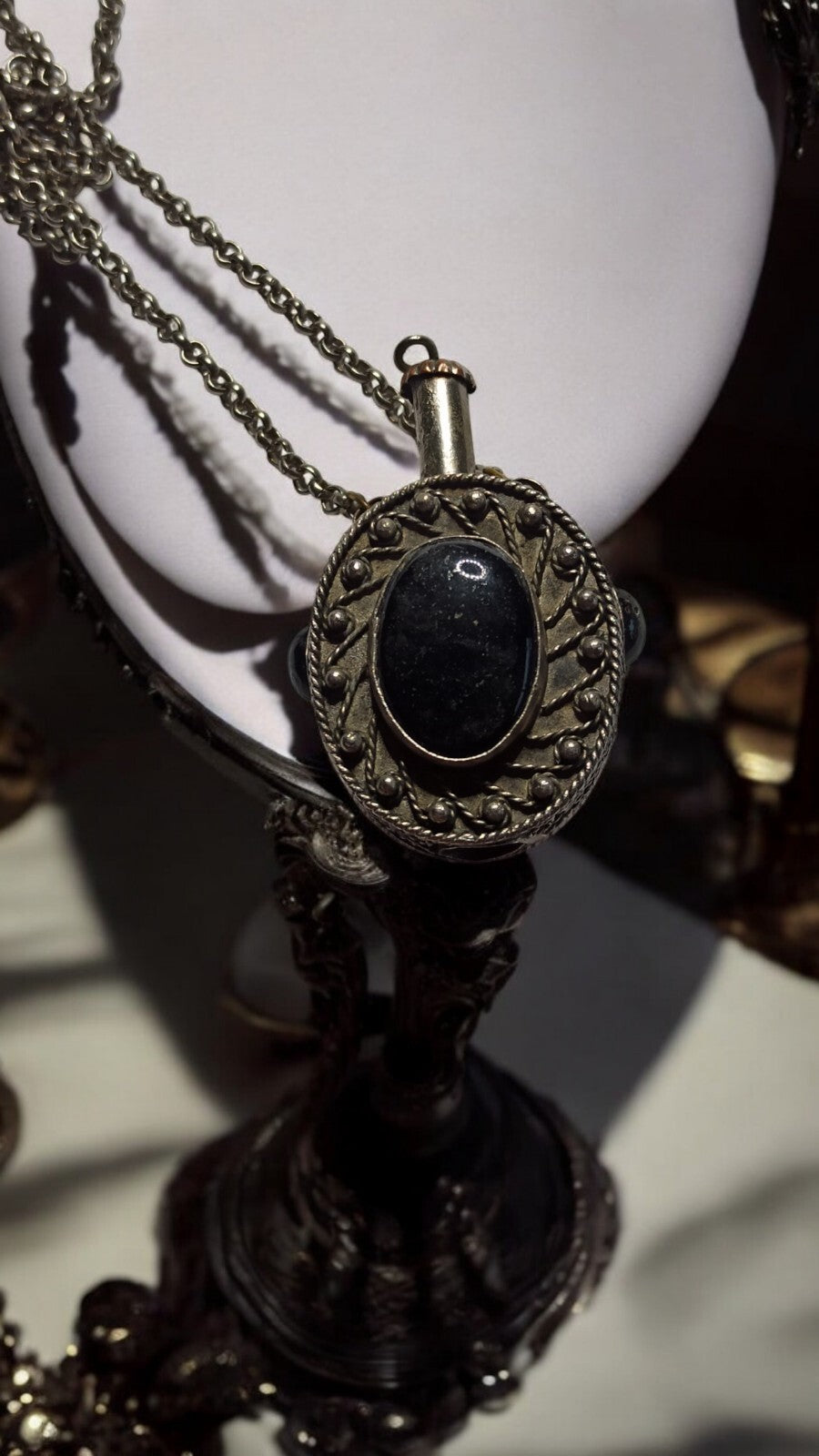 Collier flacon ancien pendentif médaillon noir style vintage parfum