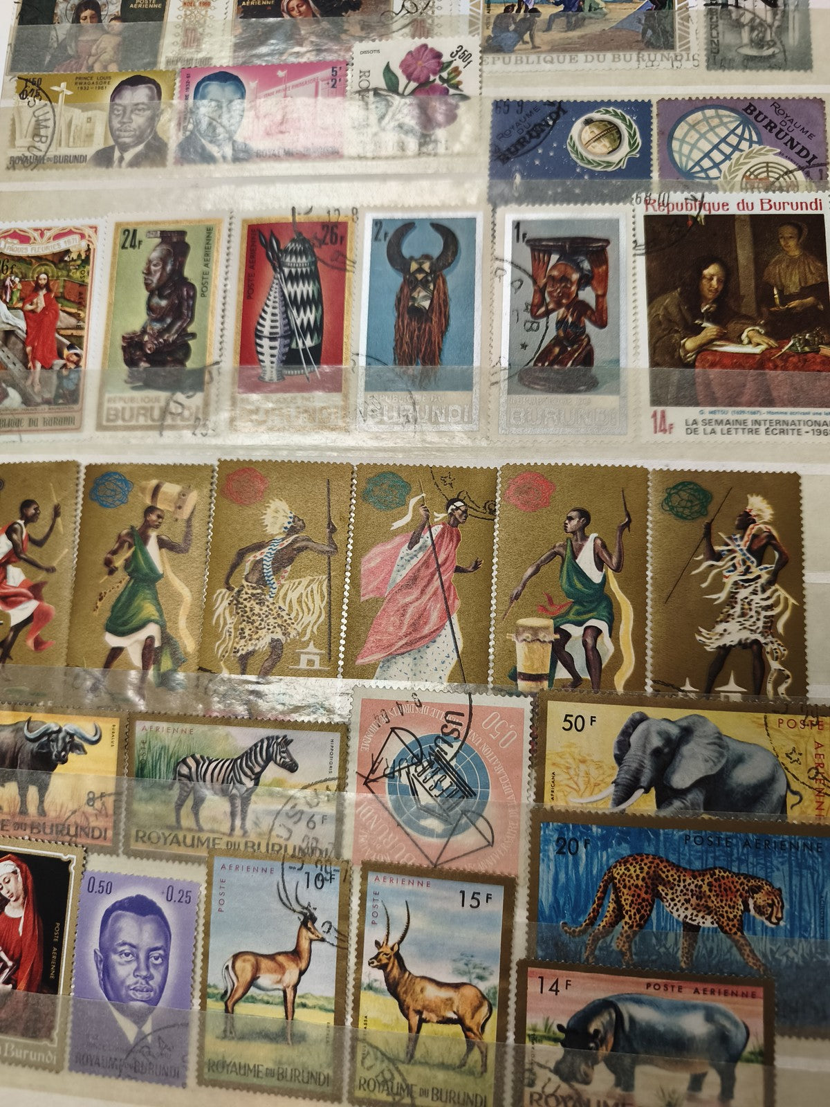 Lot timbres Burundi thématiques animaux, personnages, danses, usagés multicolore