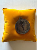 Médaille ancienne football vintage, relief joueur ailé, aspect bronze