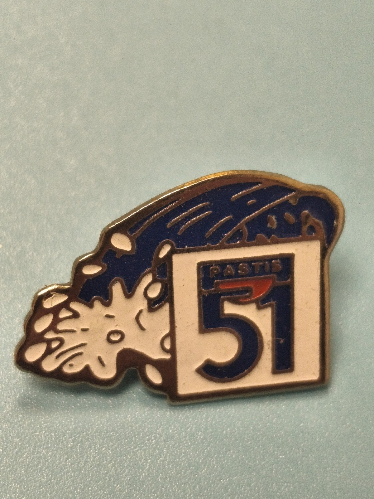 Vintage pin's Pastis 51 collection, émail bleu blanc, motif vague, rétro bar
