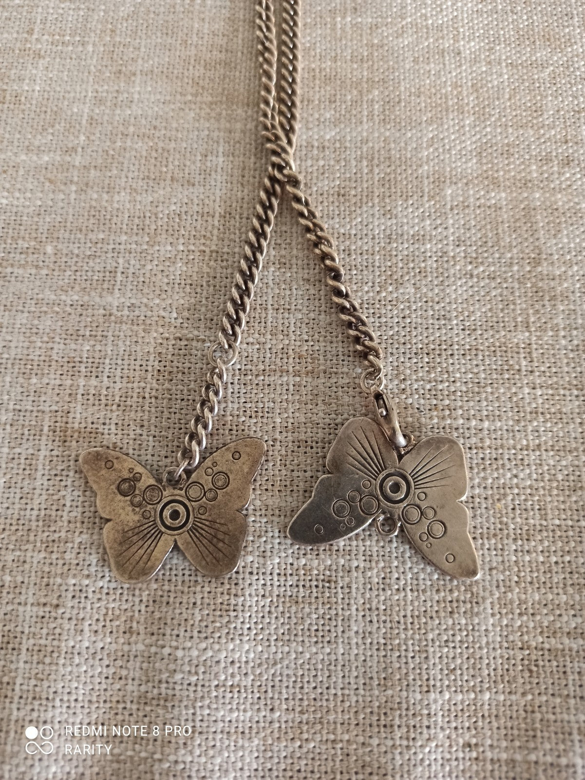 Collier pendentif papillon vintage signé Jaws, chaîne argentée motif gravé