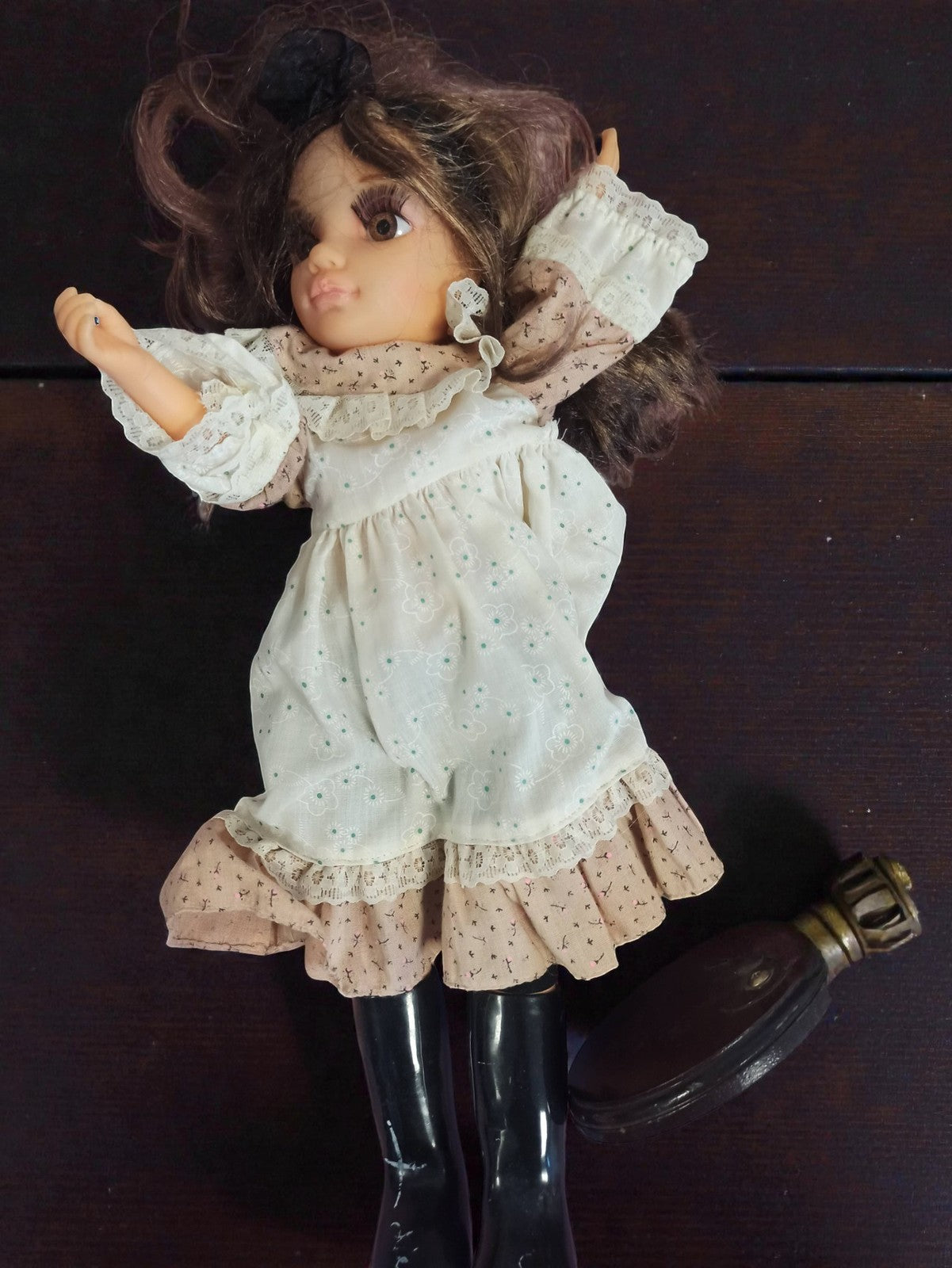 Alte Vintage-Puppe, realistisches Gesicht, Retro-Spitzenkleid, antike Dekoration