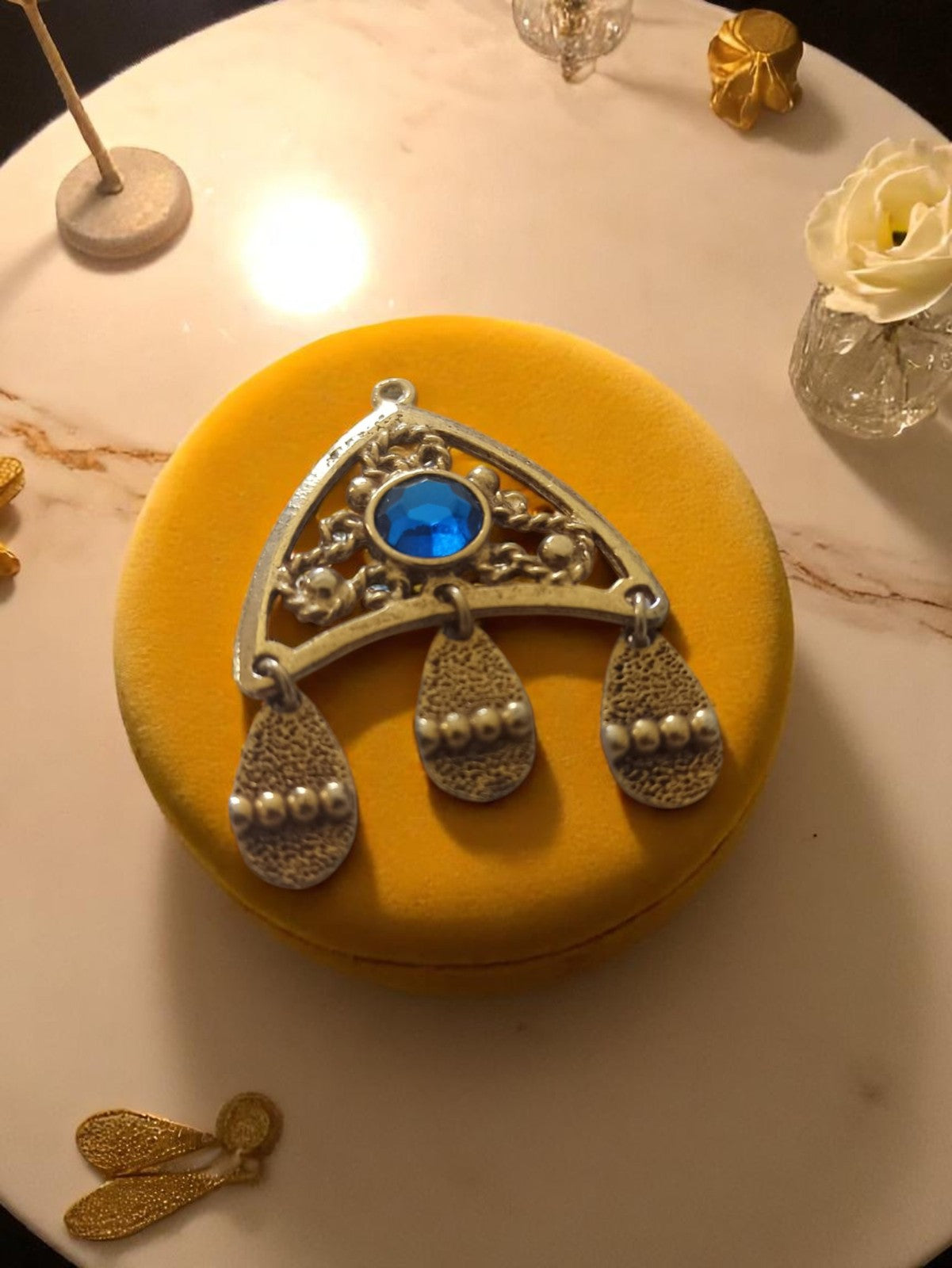 Pendentif Vintage en Métal Doré - Accessoire Rétro Chic pour Collectionneurs
