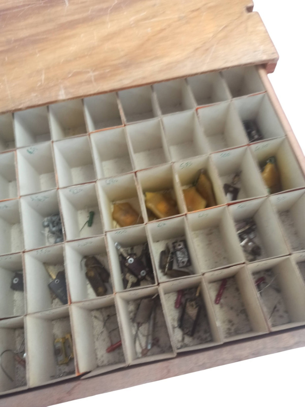 Coffret ancien composants électroniques vintage résistances condensateurs vrac
