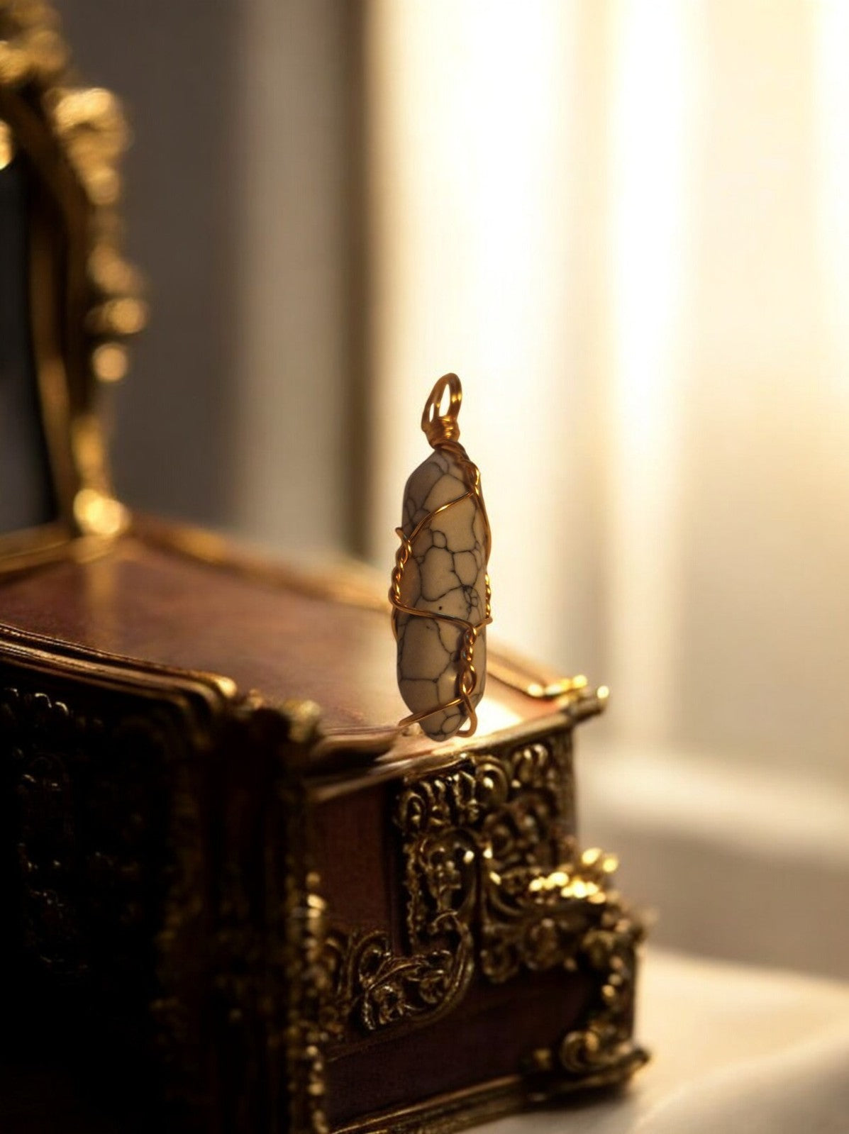 Pendentif pierre naturelle nervurée, fil doré, style unique, marque inconnue