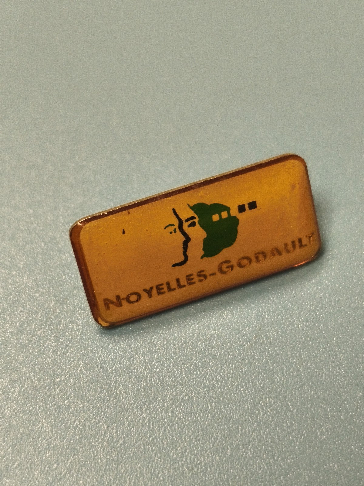 Vintage pin's Noyelles-Godault rectangulaire jaune logo vert collection