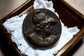 Bouton costume France XIXe, motif guerrier relief, histoire française