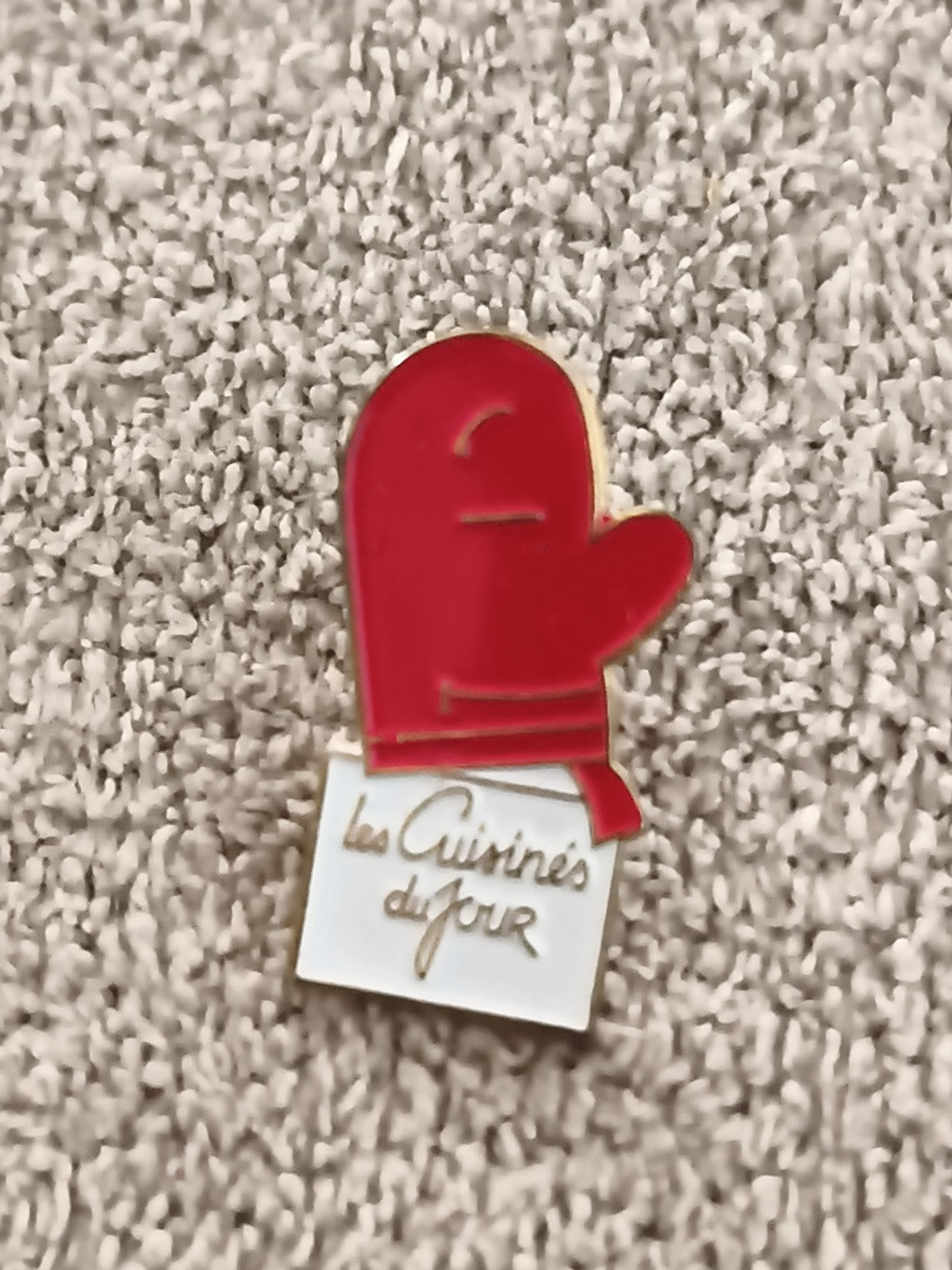 Pin's vintage gant rouge Les Cuisinés du Jour ancien badge cuisine pub (Ref 4)