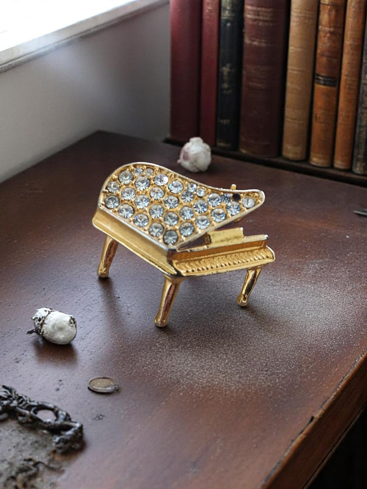 Broche piano vintage métal doré strass – bijou rétro fantaisie brillant