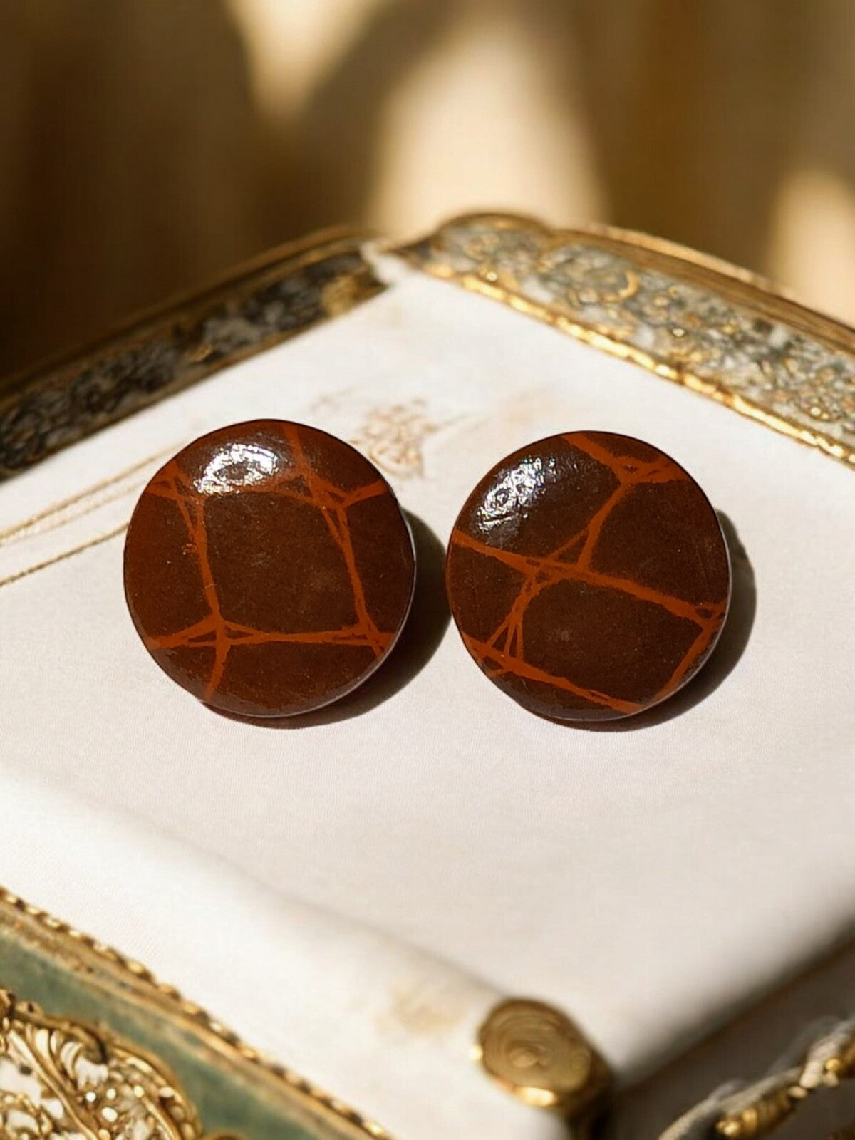 Boucles d'oreilles clips vintage rondes marron motif graphique ancien