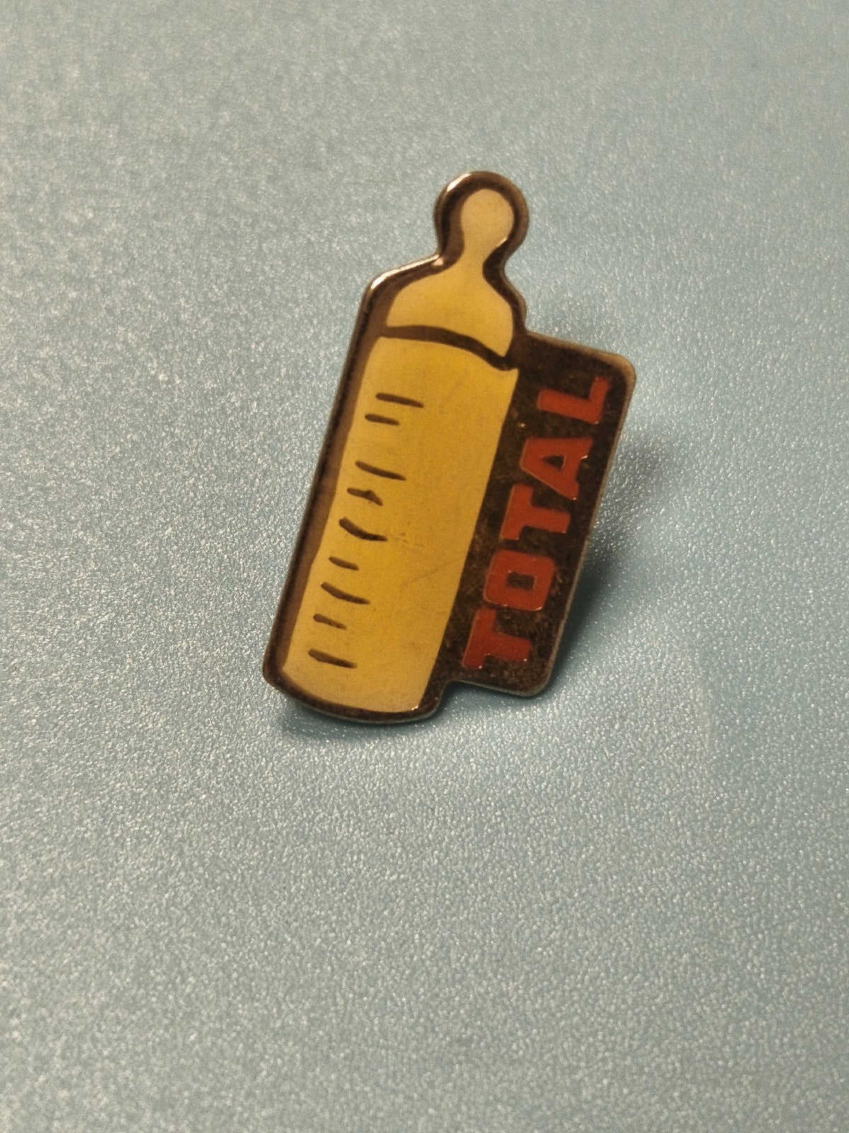 Vintage pin's TOTAL ancien biberon jaune collection publicitaire (Ref 13)