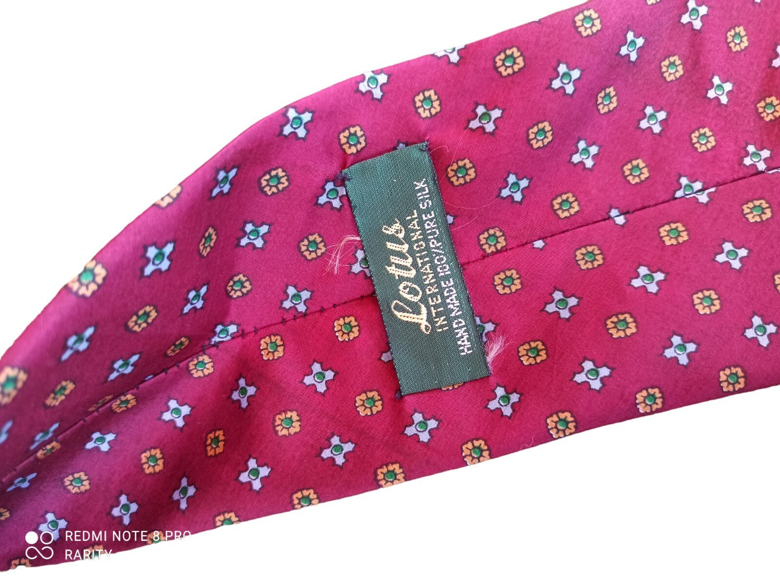 Cravate Lotus soie motif floral rouge vintage rare élégant homme