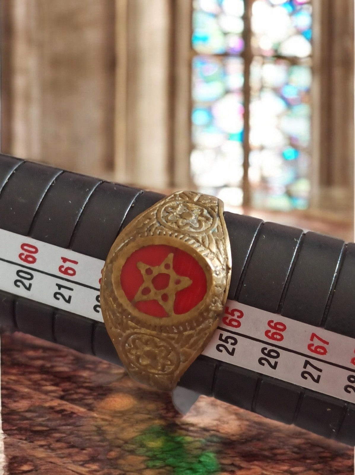 Bague chevalière fantaisie vintage créateur taille 64 motif rouge doré
