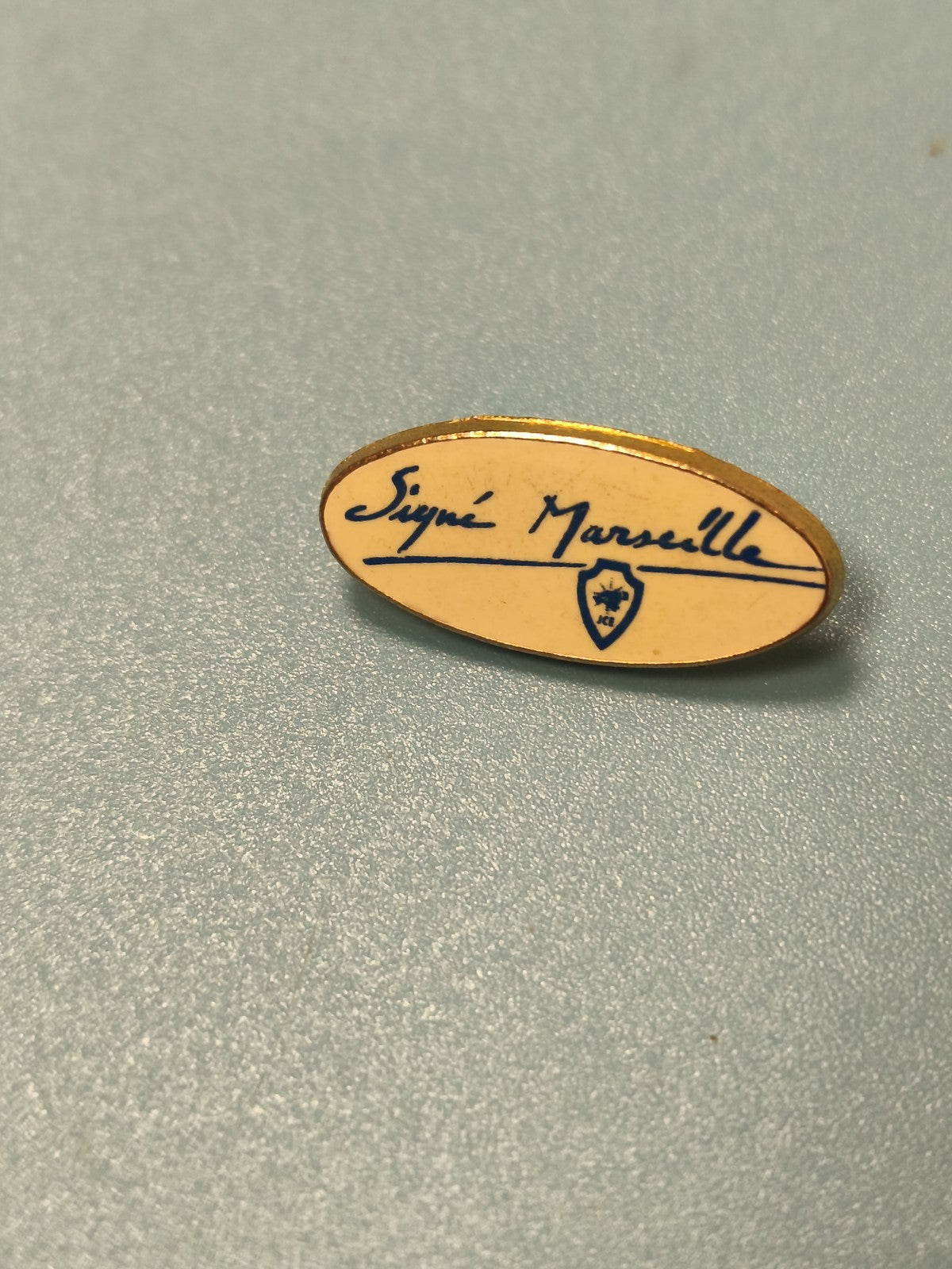 Pin's vintage ovale Marseille, badge collection, écriture bleue, rétro ancien