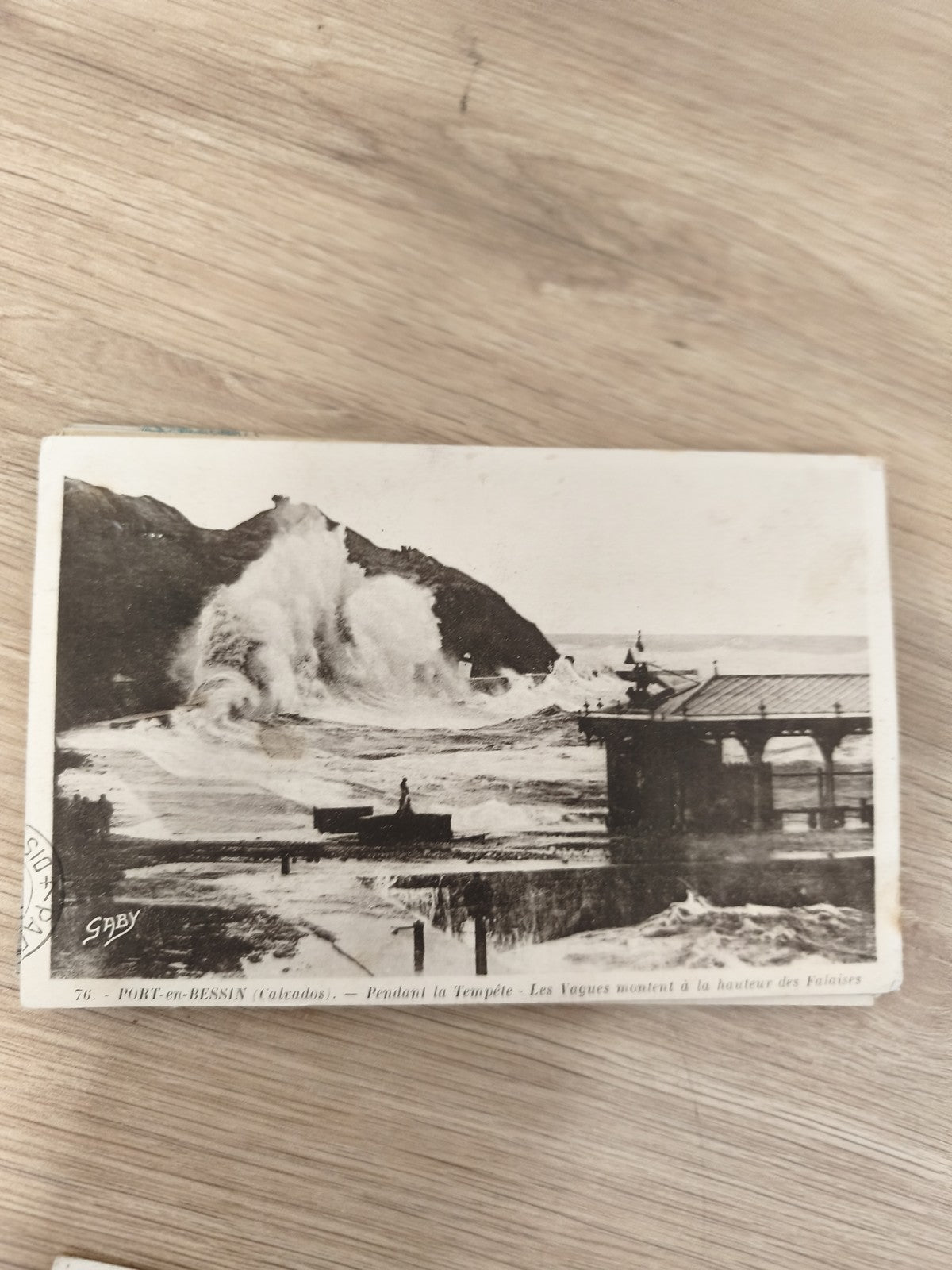 Carte postale ancienne Port-en-Bessin tempête vagues Calvados Gaby noir et blanc