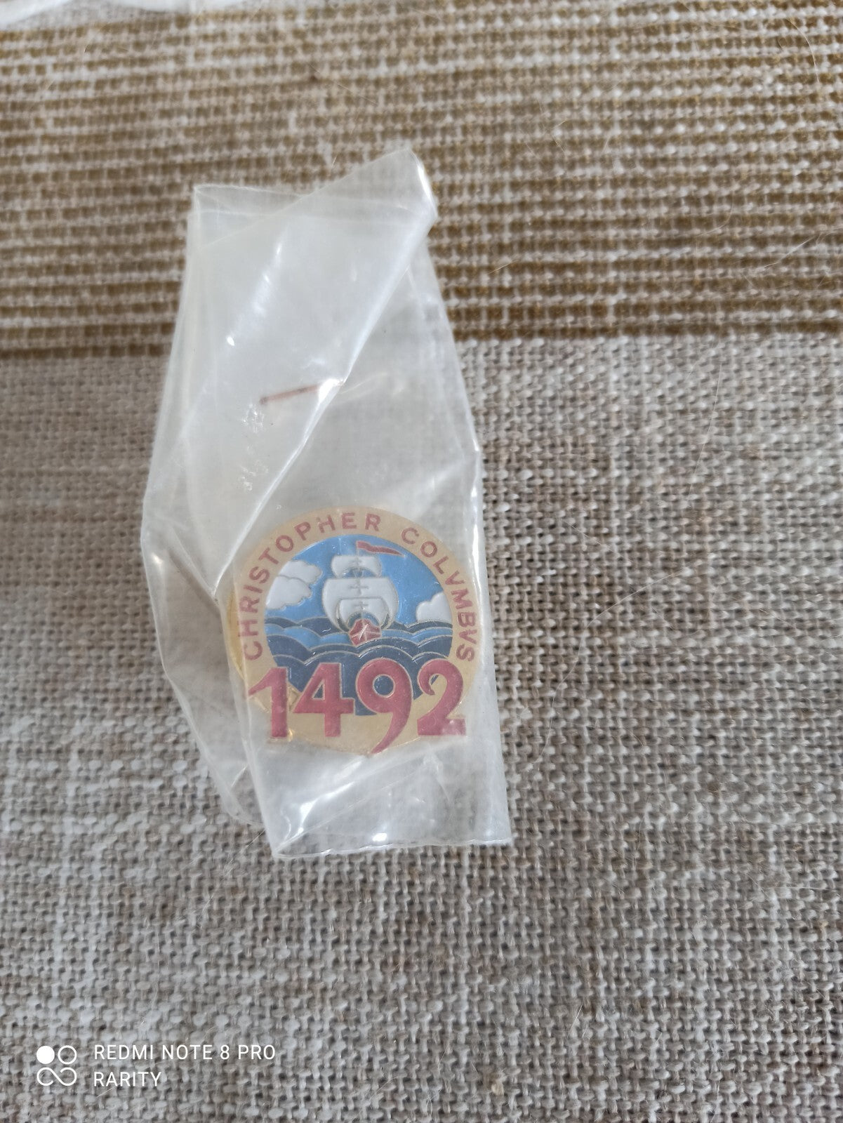 Pin's vintage Christopher Columbus 1492 navire exploration marine