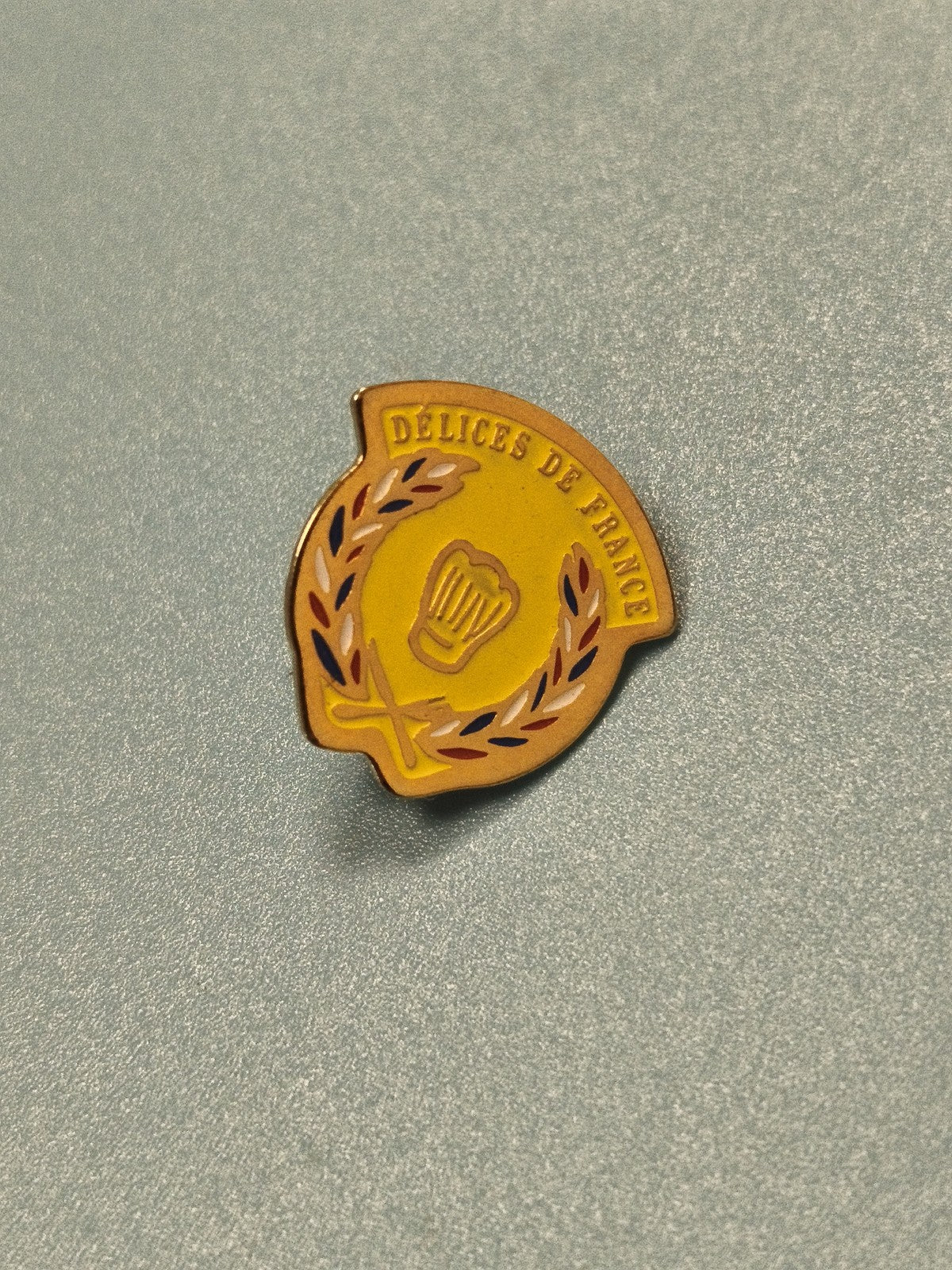 Vintage pin's Délices de France jaune, pâtisserie, collection, rétro, ref 10