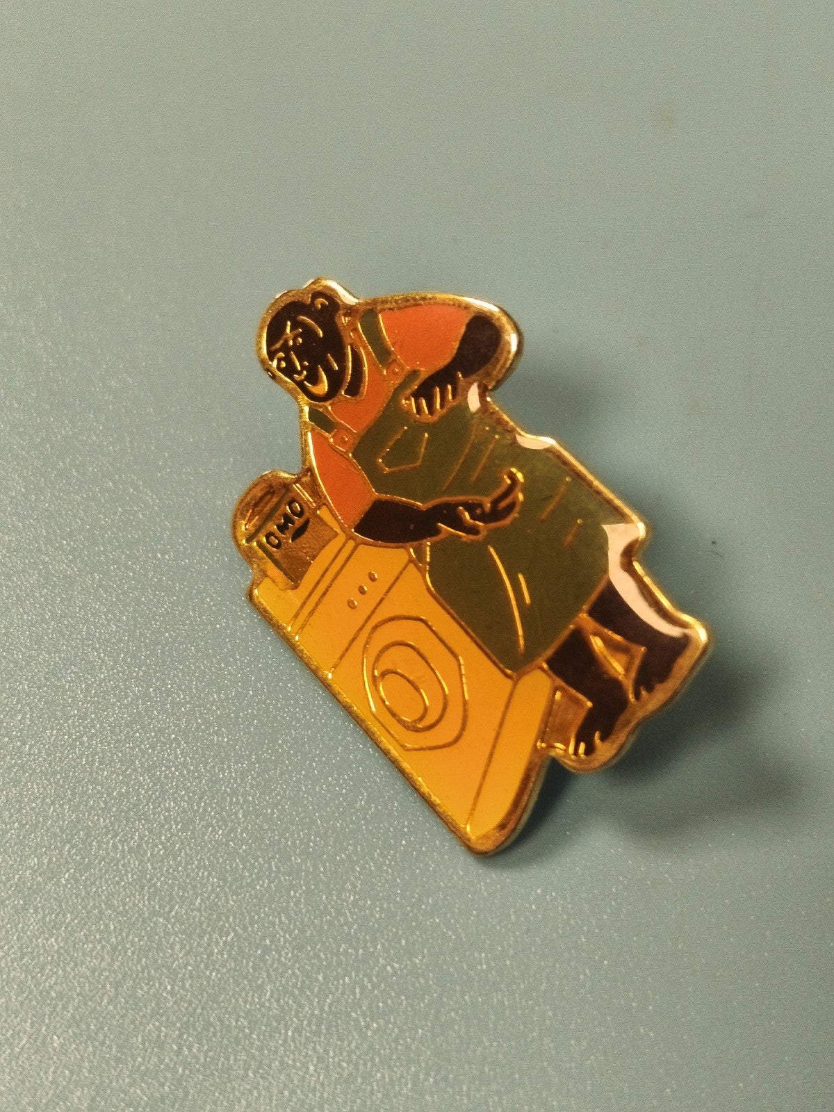 Vintage pin's OMO publicitaire personnage machine à laver collection rare