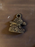 Pendentif vintage chapeau fleuri en métal années 50 bijouterie ancienne rétro
