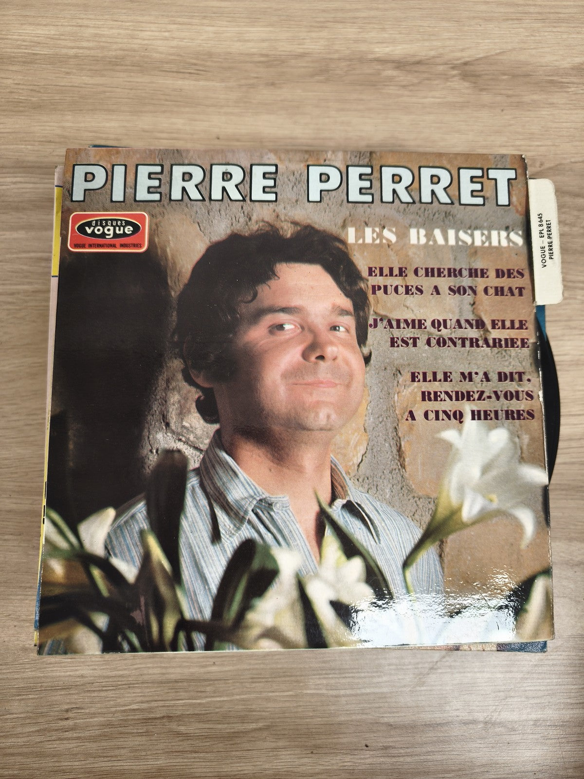 Vinyle 45 tours Pierre Perret Les Baisers Disques Vogue pochette fleurs