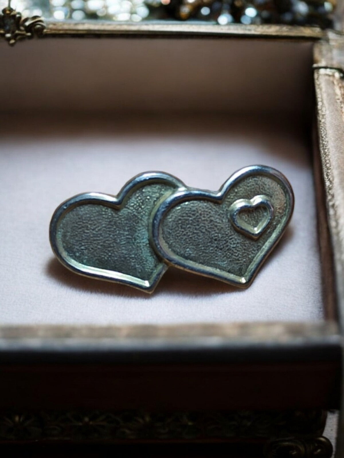 Broche vintage double c?ur doré, bijou fantaisie, finition métal brillant