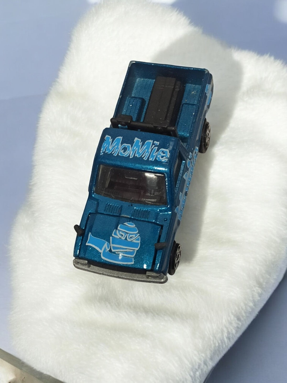 Camionnette miniature vintage bleue MoMie décor rétro ancien véhicule jouet