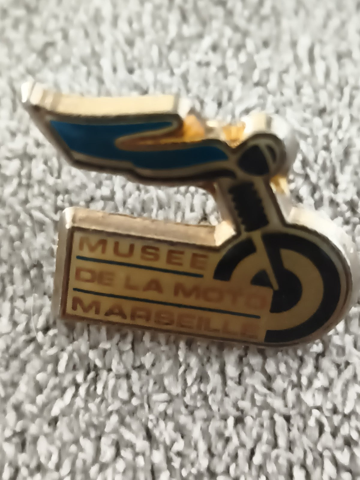 Pin's vintage Musée de la Moto Marseille émaillé, badge moto doré (Ref 4)
