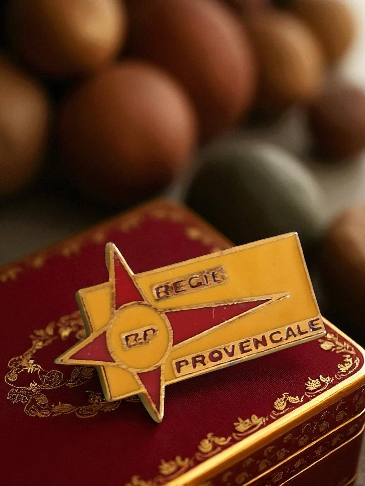 Pin's vintage Régie Provençale édition limitée jaune rouge publicité