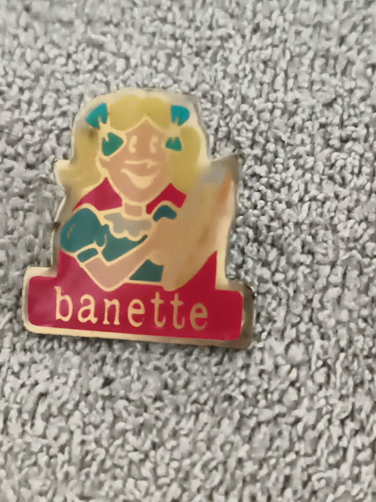 Pin's vintage Banette fillette logo boulangerie badge émaillé pub rétro