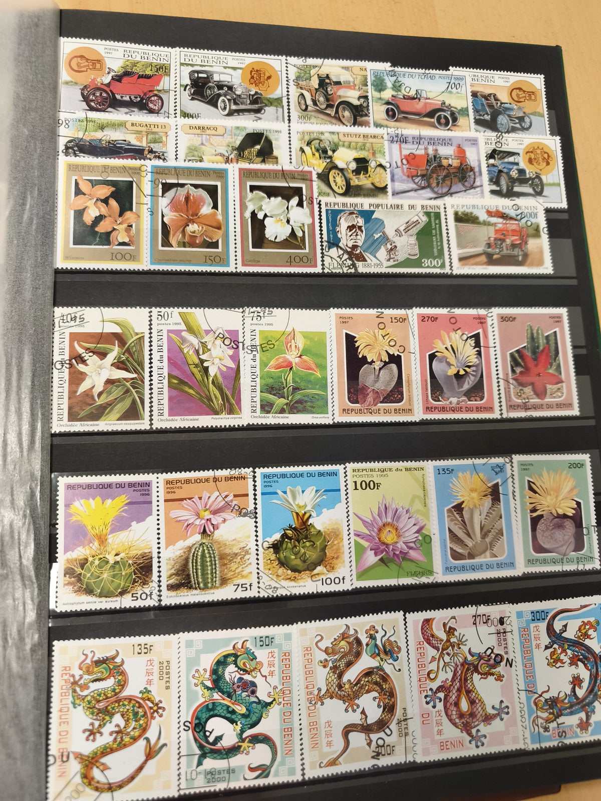 Lot de timbres thématiques République du Bénin autos fleurs dragons couleurs viv