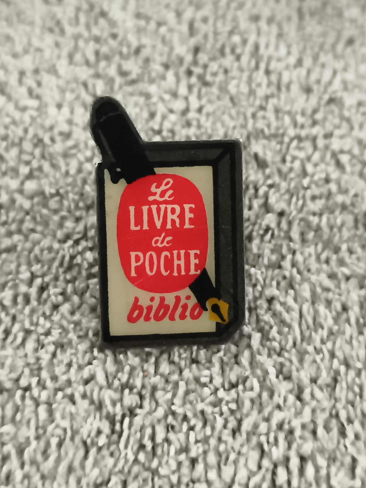 Pin's vintage Le Livre de Poche biblio logo livre rouge noir (Ref 2)