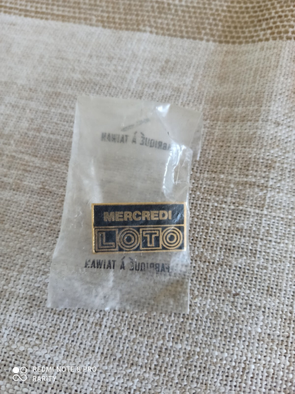 Pin's Loto Mercredi vintage – Badge ancien noir doré – Souvenir jeu rare