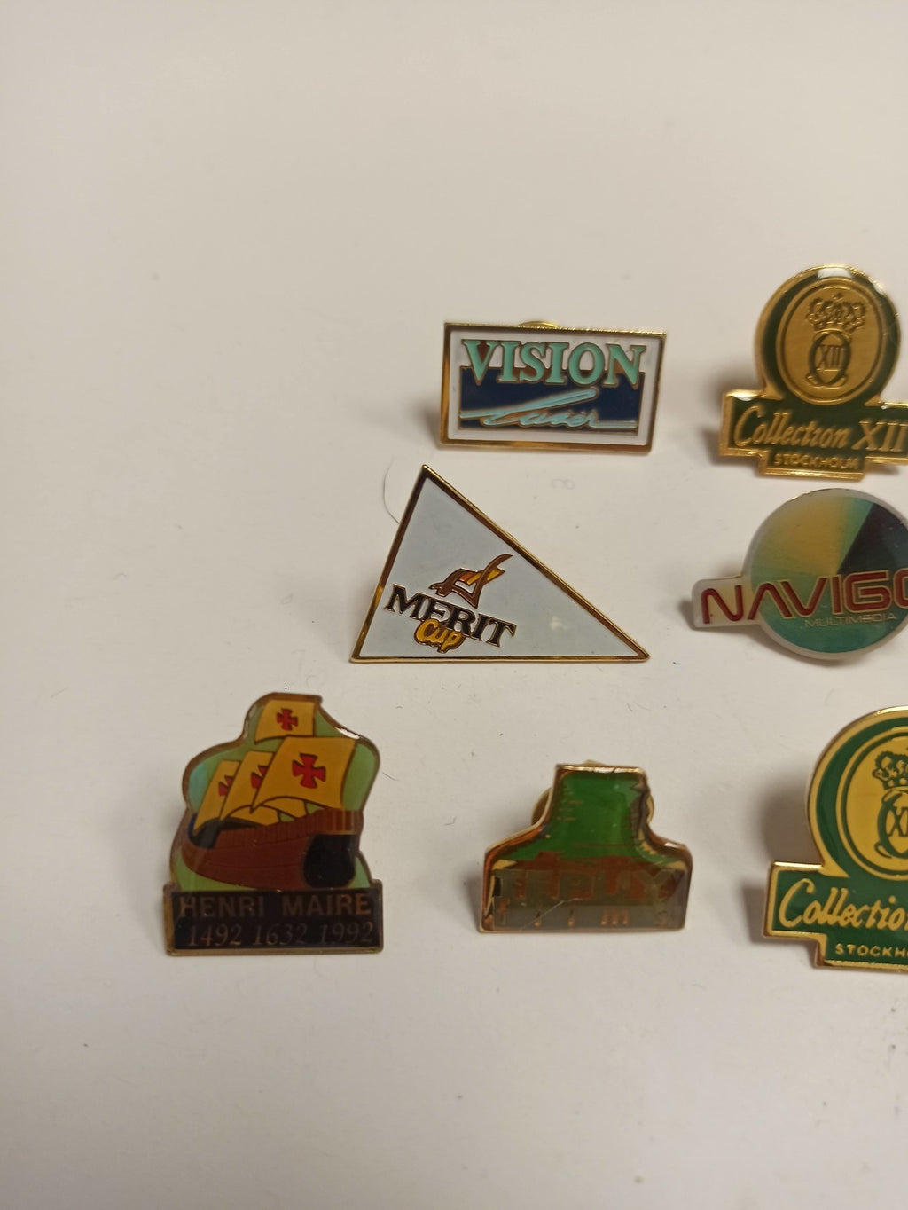 Lot 10 pin's publicitaires vintage émaillés TV5 La Cinq Collection XII années 90