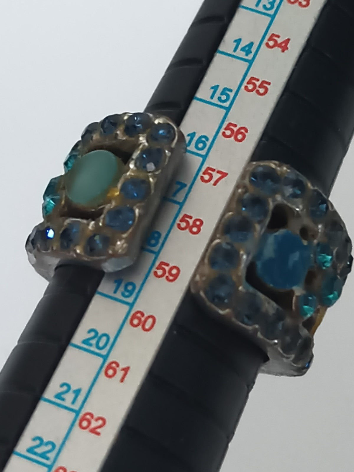 Bague vintage ouverte finition métal foncé, strass bleus, taille 58