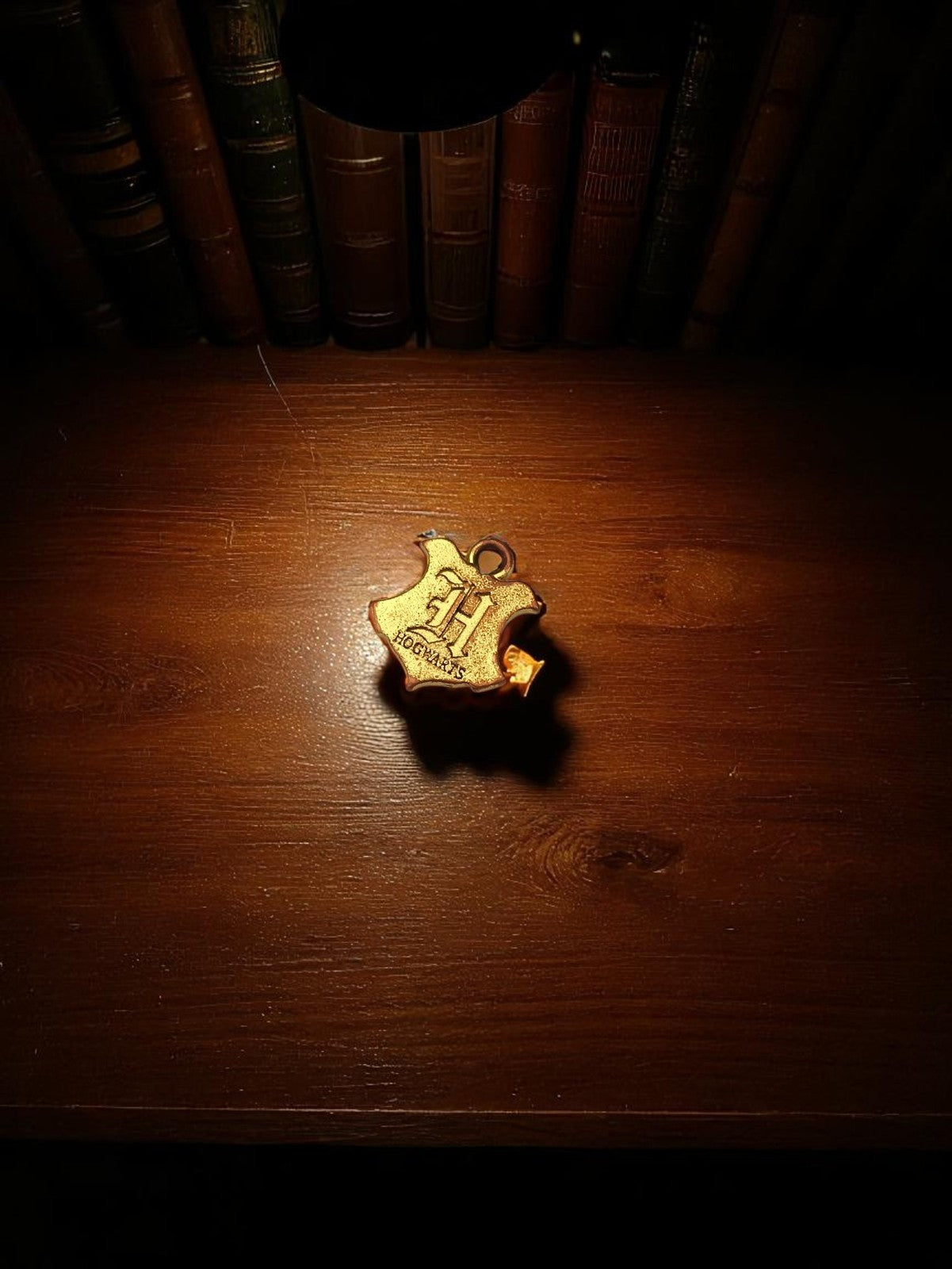 Pendentif blason Harry Potter Hogwarts vintage doré, écusson magique, fan art