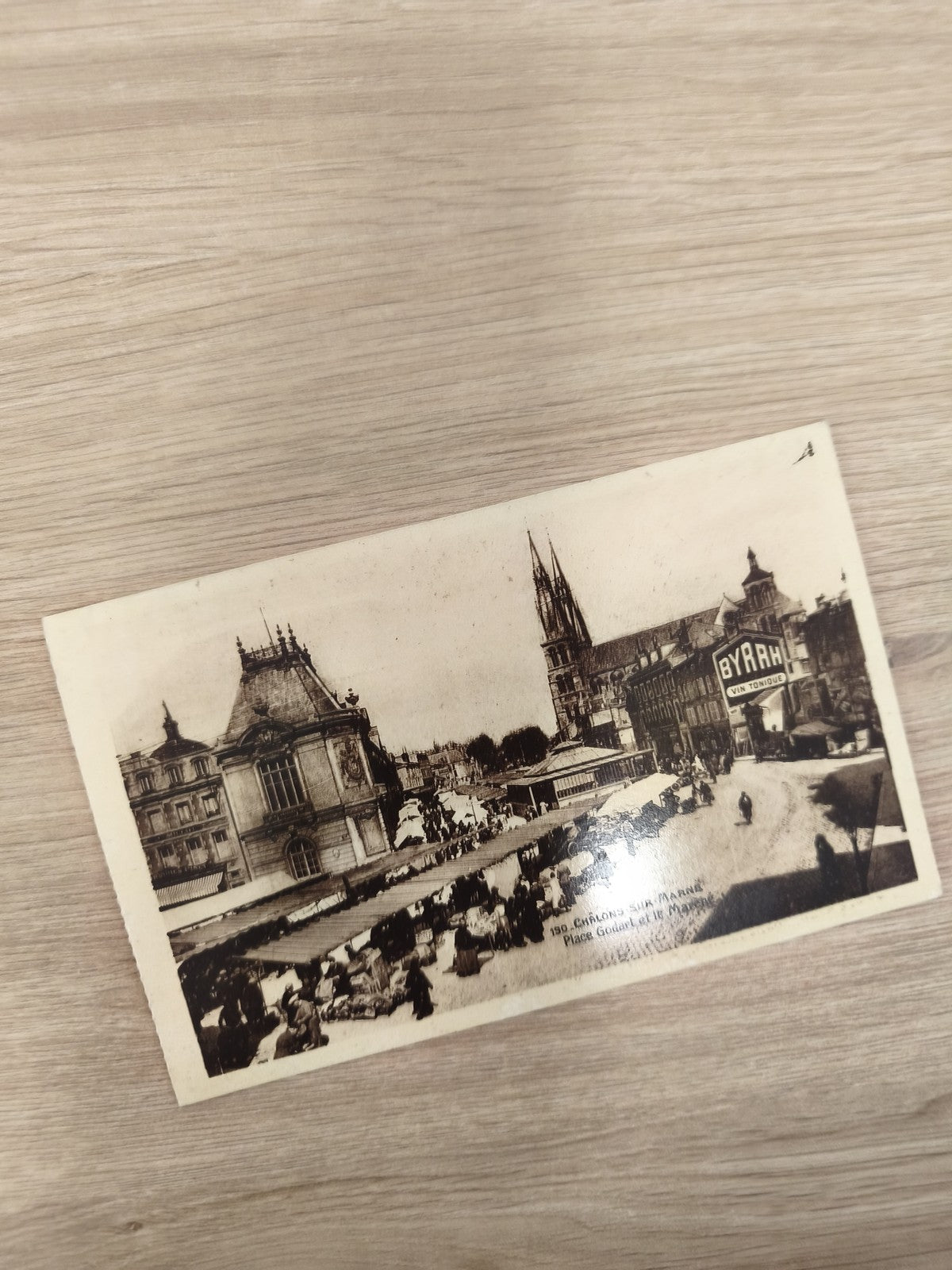 Ancienne carte postale CPA Châlons-sur-Marne Place Godart marché vintage