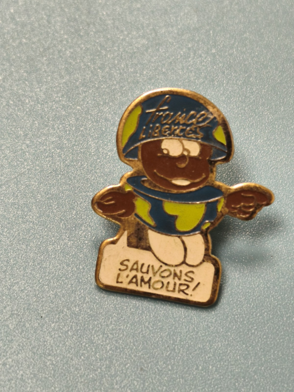 Vintage pin's France Libertés "Sauvons l'amour" émaillé personnage, rare