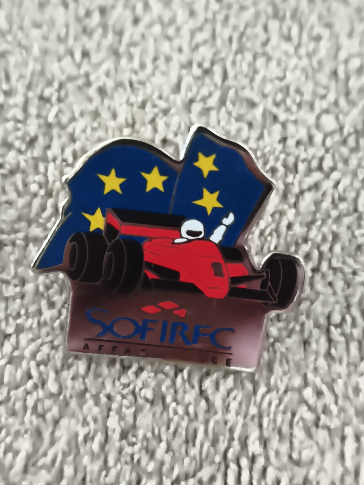 Pin's vintage Formule 1 SOFIRFC drapeau européen, voiture rouge, racing (Ref 3)