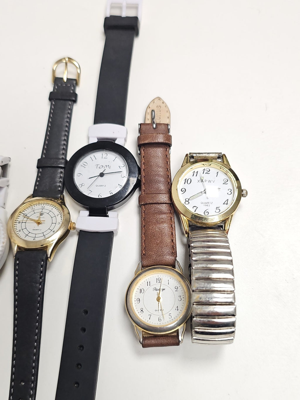 Lot montres femme diverses marques non testées mix occasion à réparer ou pièces