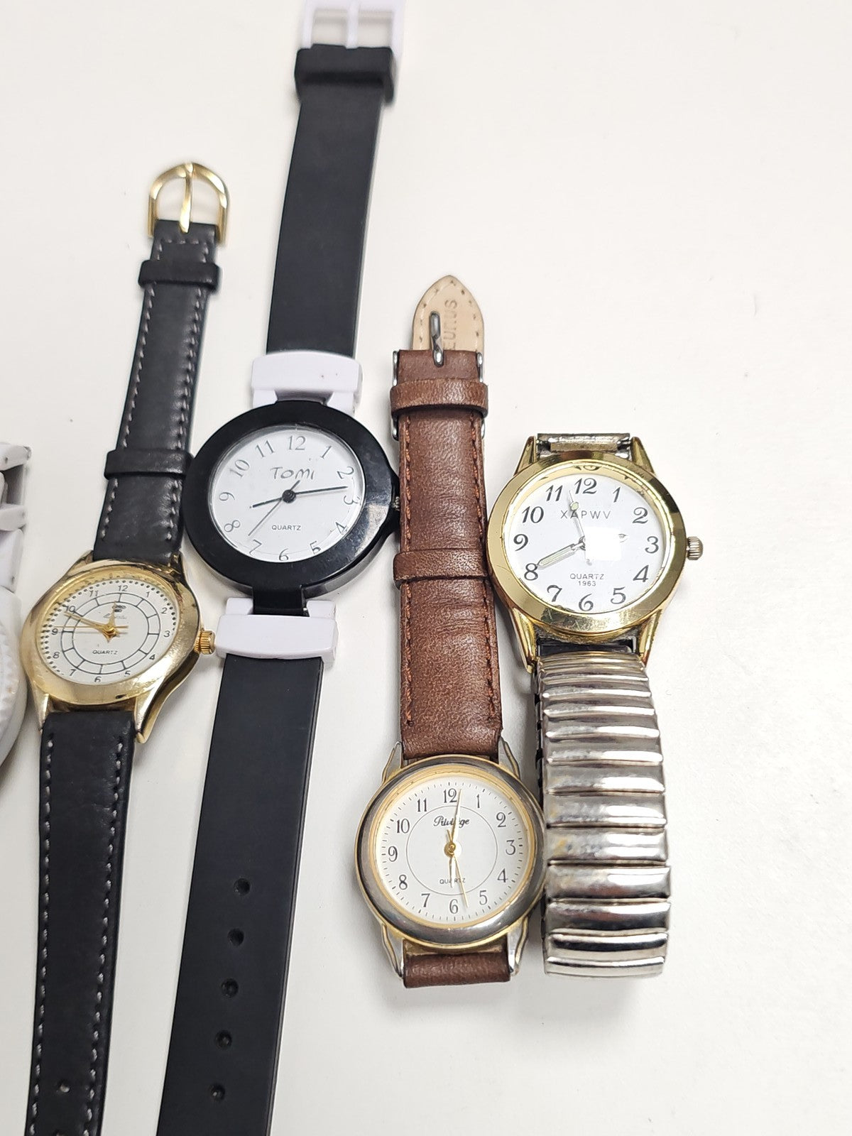 Lot montres femme diverses marques non testées mix occasion à réparer ou pièces