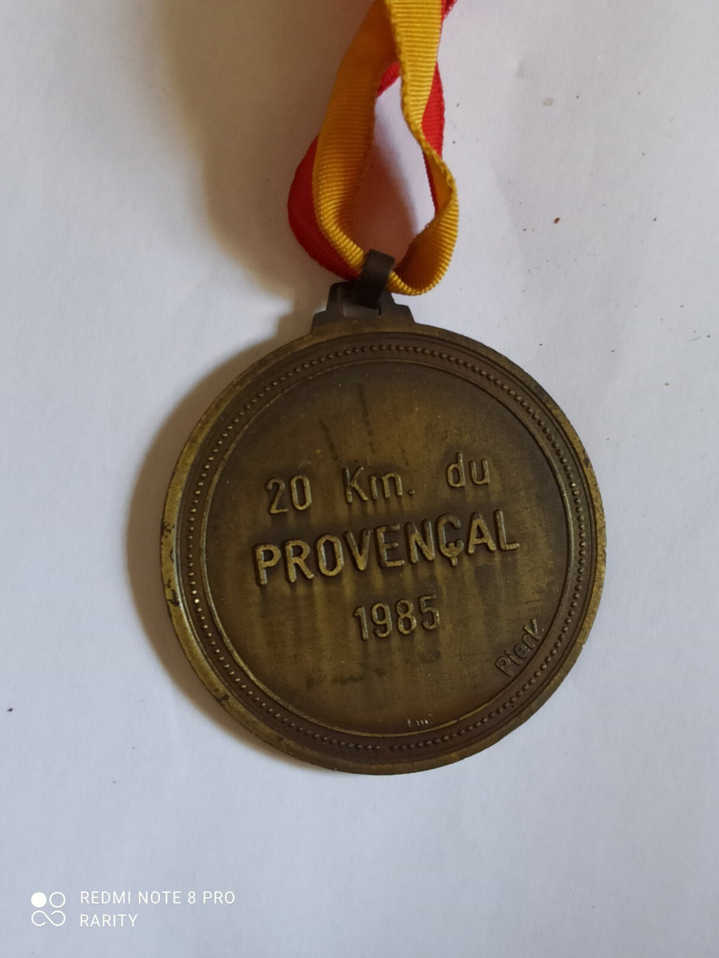 Médaille vintage marathon 20km 1985 coureur relief ruban rouge jaune sport
