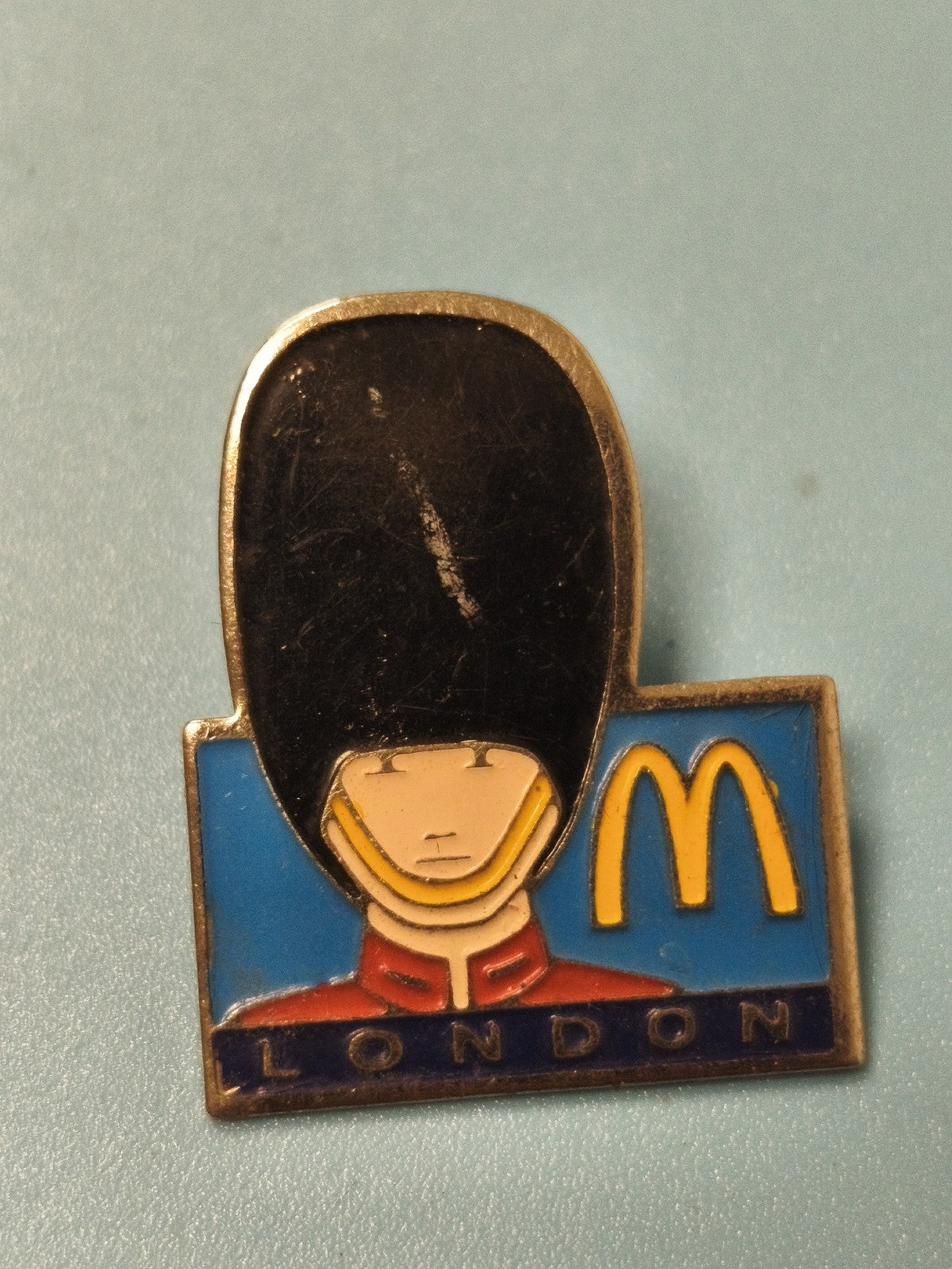 Pin's vintage McDonald's London garde royale émaillé collection (Ref 18)