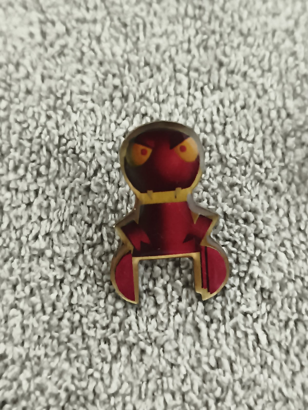 Pin's vintage crabe rouge stylisé émaillé, badge rétro animal (Ref 2)