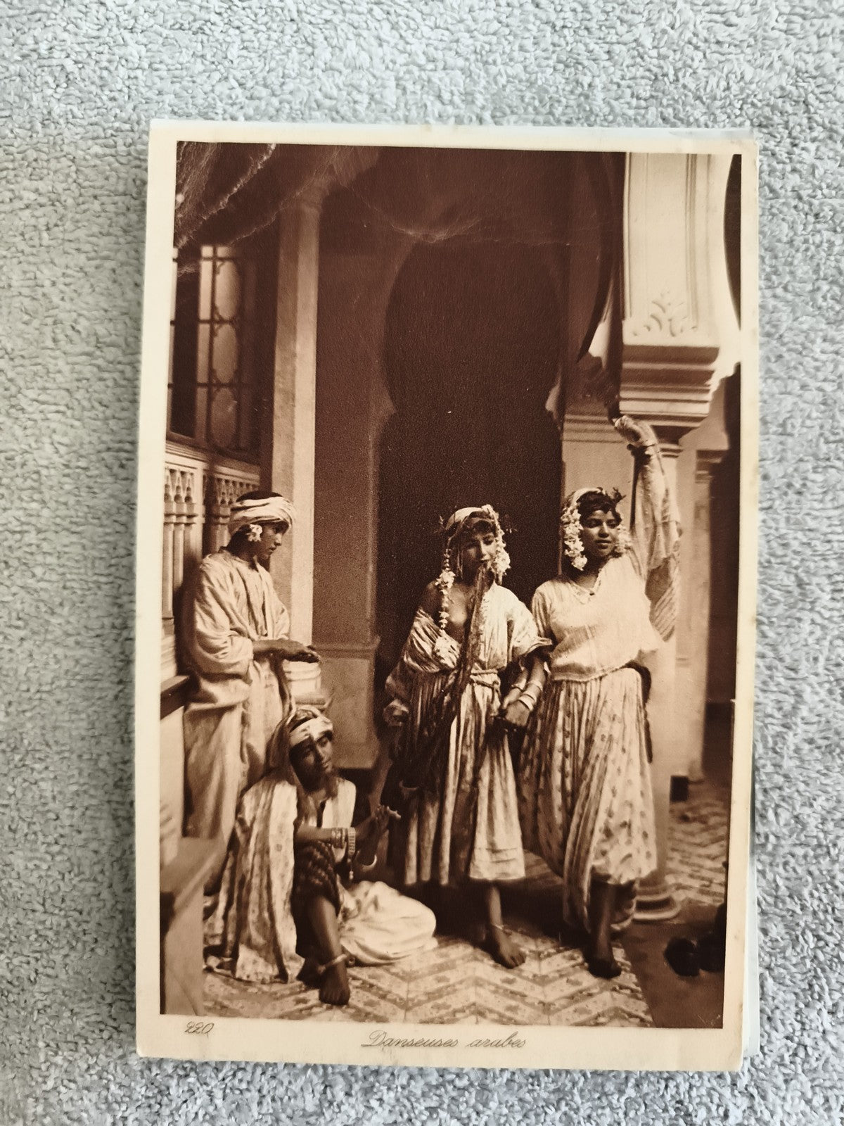Carte postale photo Danseuses arabes scène orientale CPA