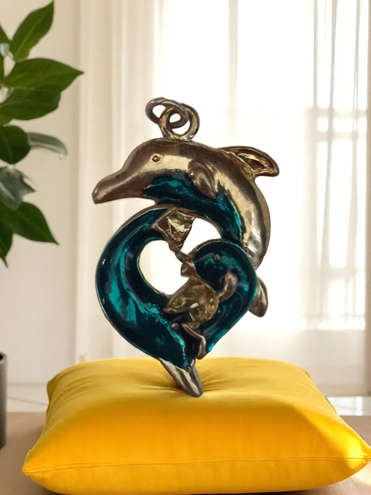 Pendentif vintage dauphins métal décor émaillé bleu rétro marin