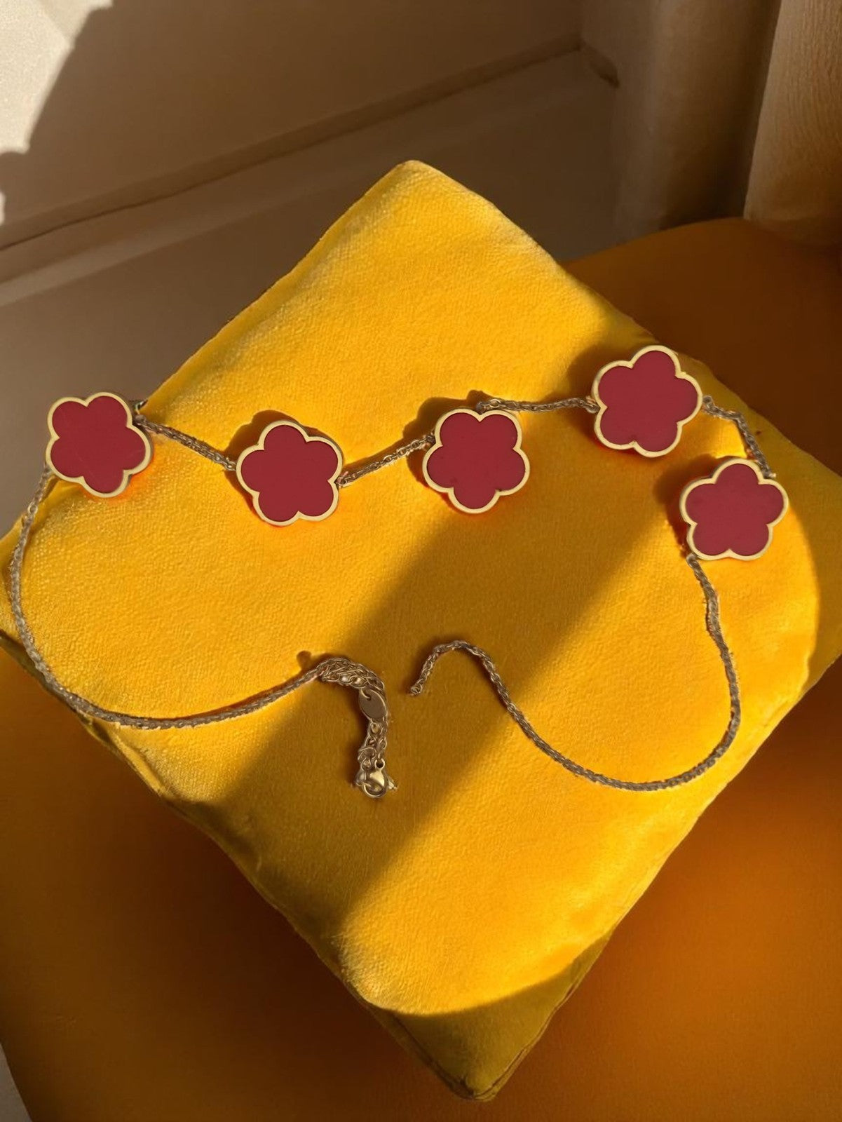 Collier vintage fantaisie fleurs rouges, chaîne dorée, style rétro, perles nacré