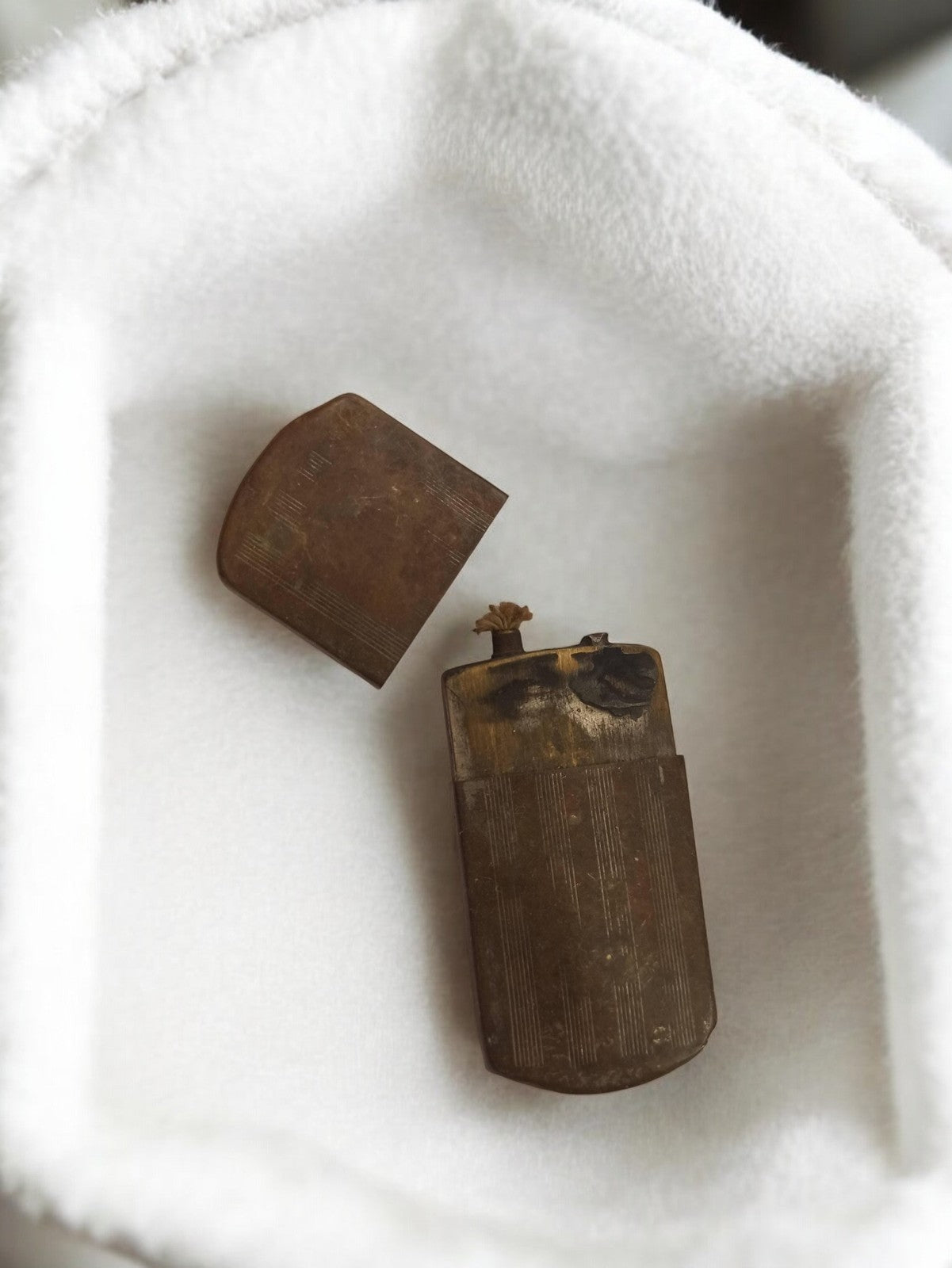 Briquet à mèche vintage ancien, finition patinée, rétro – objet de collection