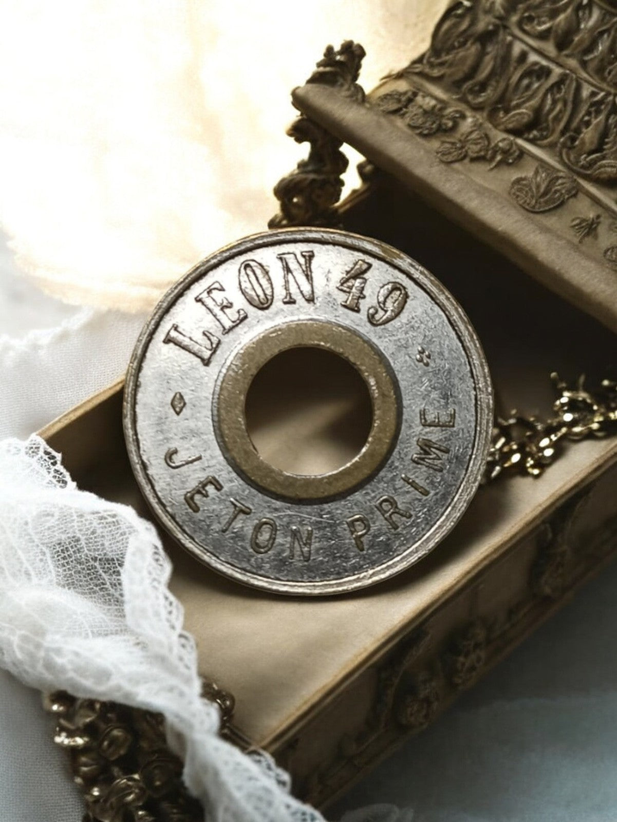 Jeton de casino vintage métal LEON 49 – Jeton prime ancien rond