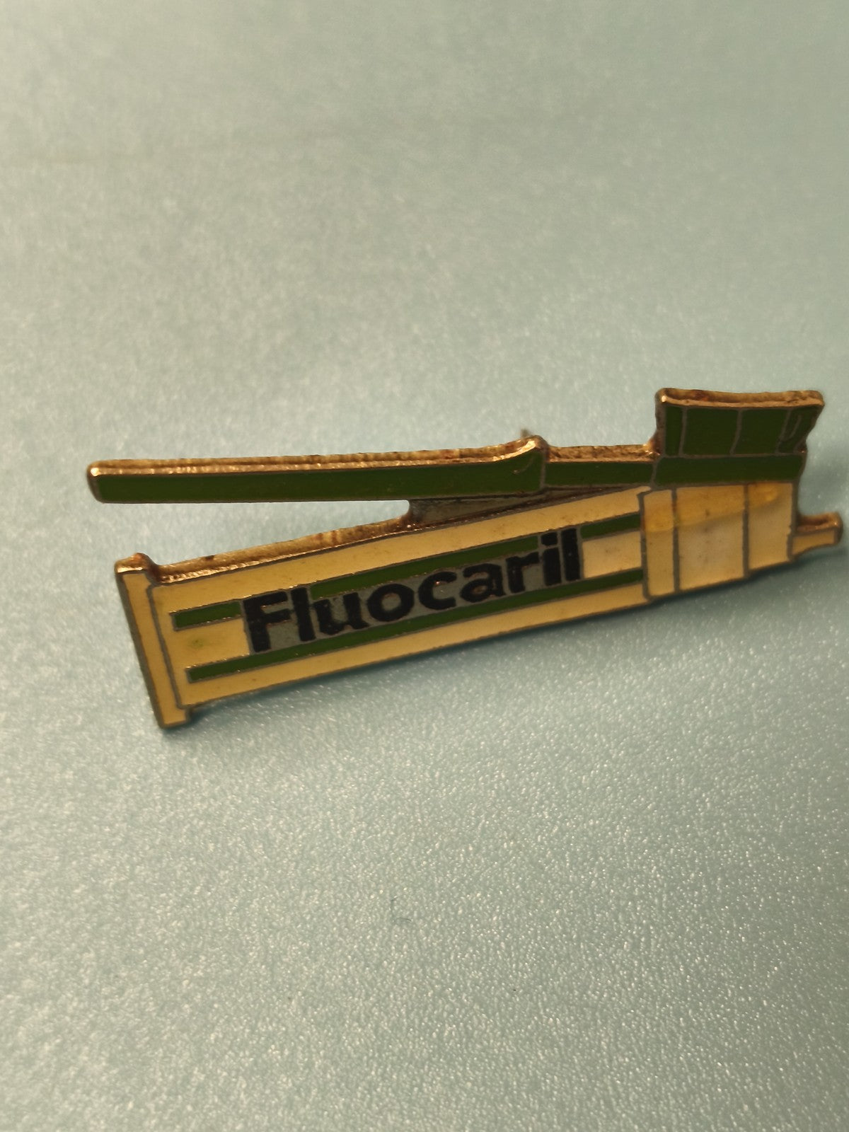 Vintage pin's publicitaire Fluocaril tube émaillé vert jaune collection rare